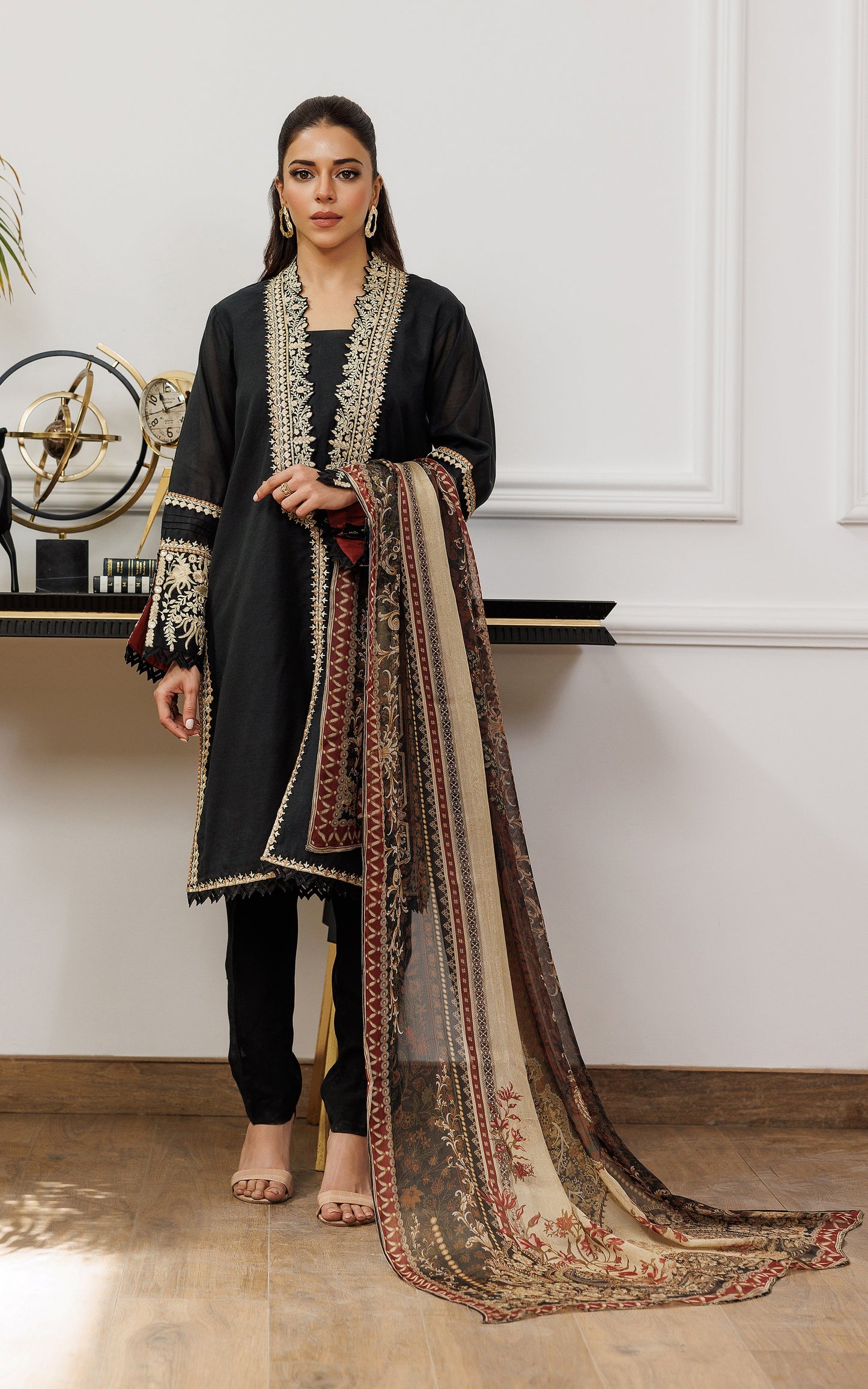 THREADS AND MOTIFS - Black and beige Emb