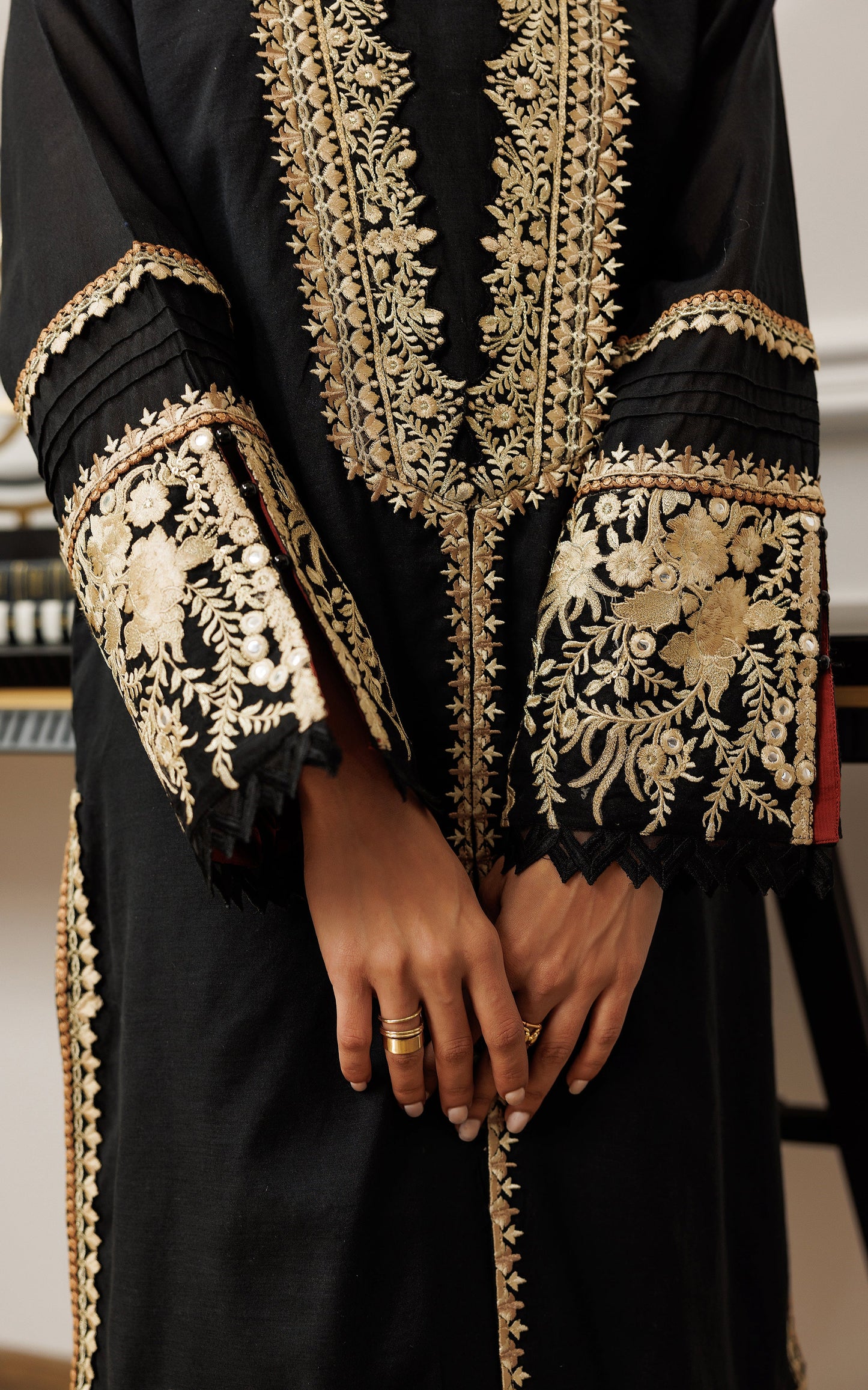 THREADS AND MOTIFS - Black and beige Emb