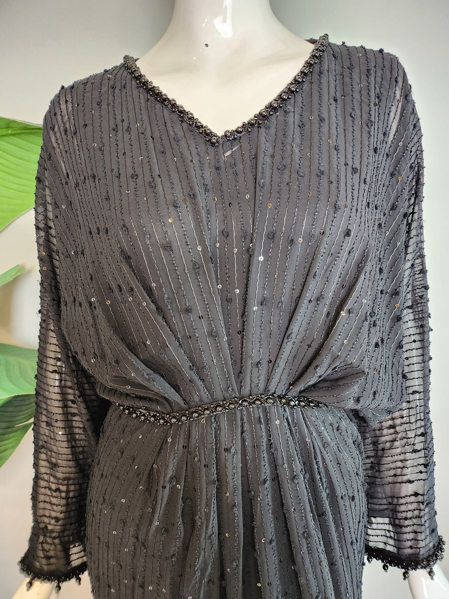 THREADS AND MOTIFS - Black Kaftan with pearl