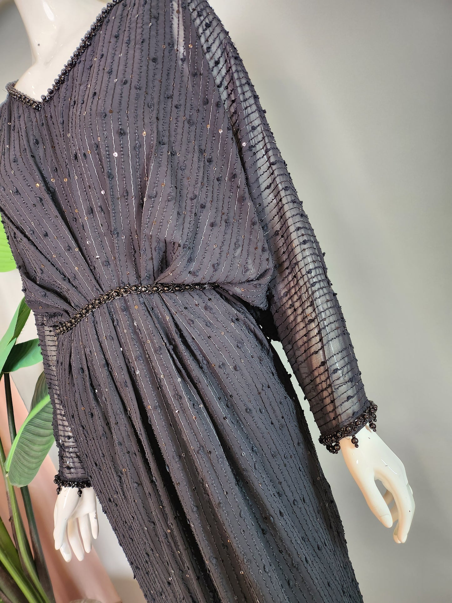 THREADS AND MOTIFS - Black Kaftan with pearl