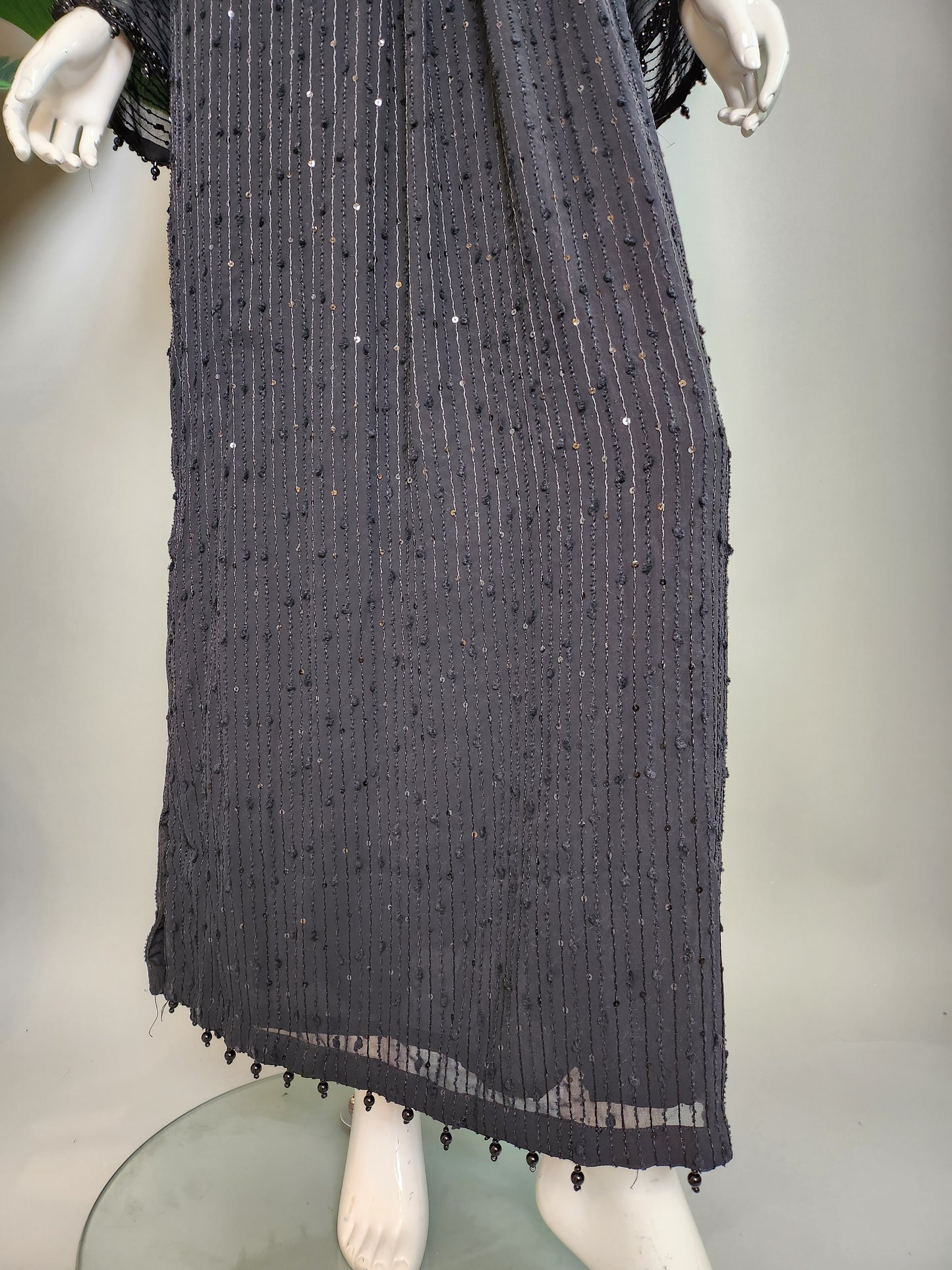 THREADS AND MOTIFS - Black Kaftan with pearl