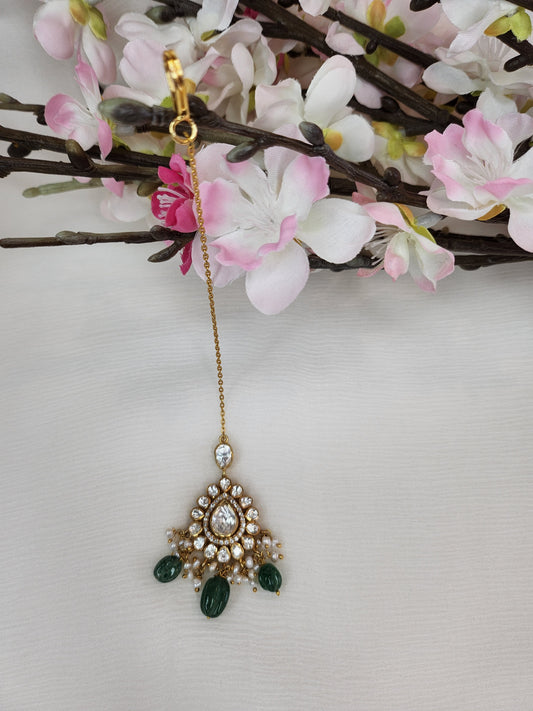 VINANTI MANJI JEWELRY - Small kundan with green stone hanging Maang Tikka