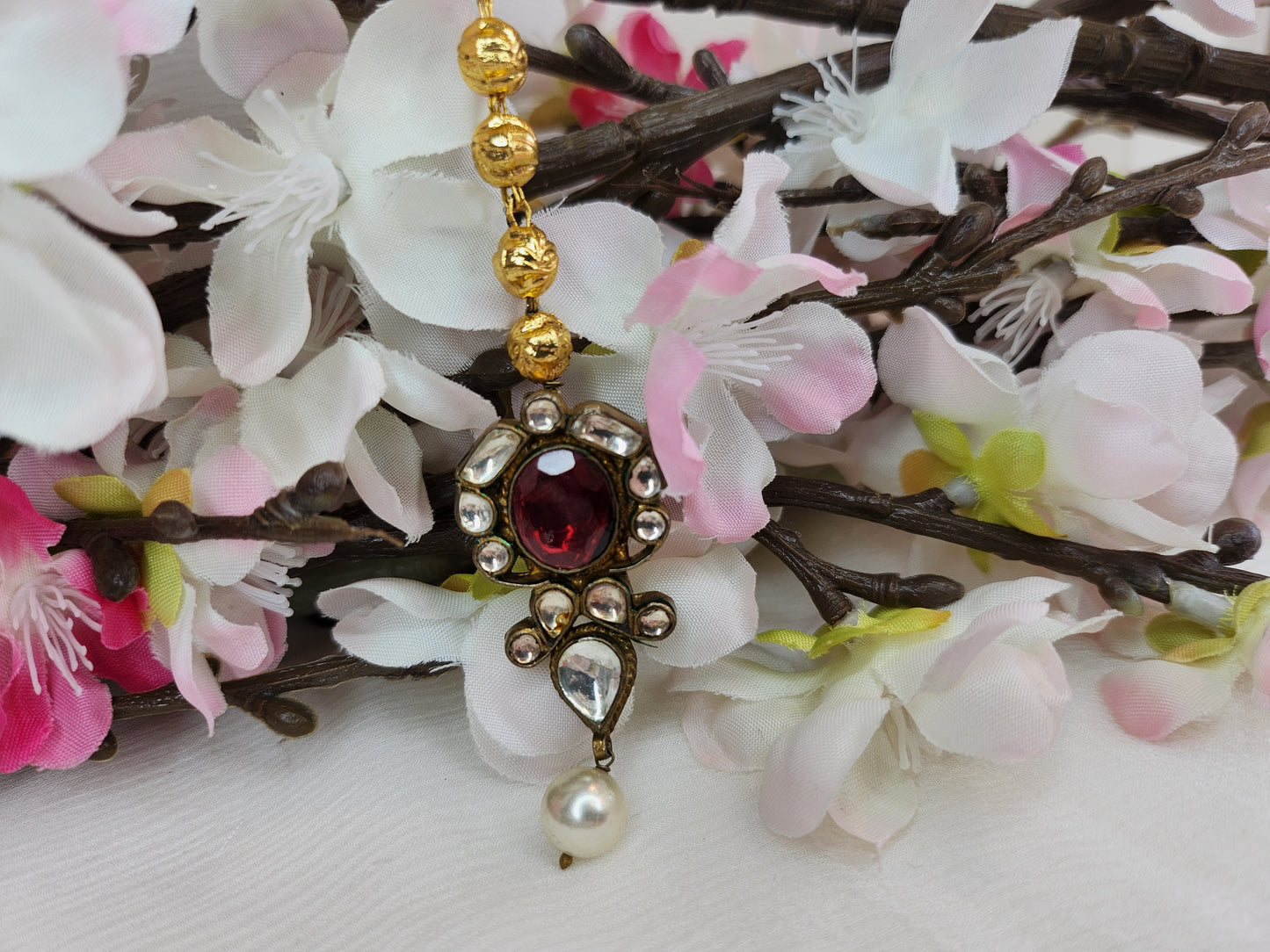 VINANTI MANJI JEWELRY - Maang Tikka with small round gold and big red stone with kundan on side