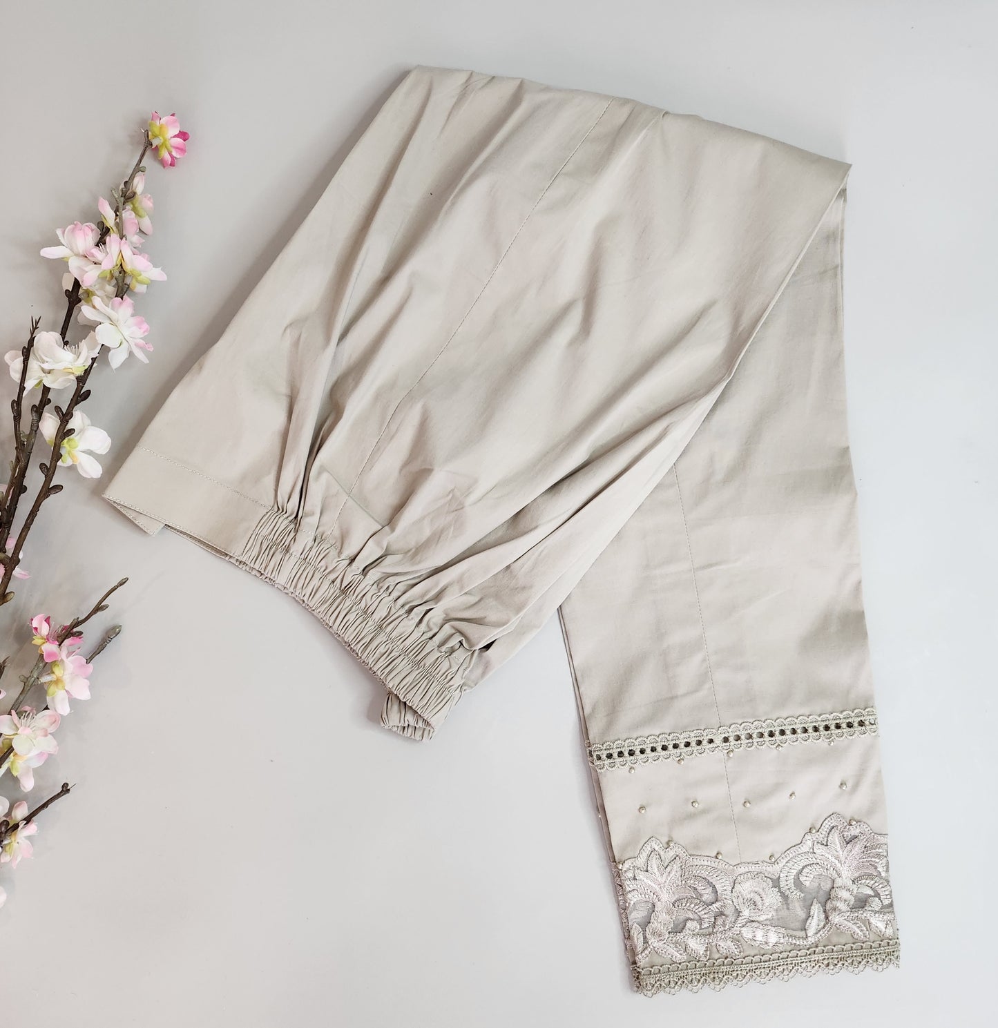 ANAM AHKLAQ - Beige Pants with Pearls