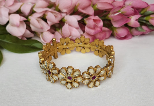 VINANTI MANJI JEWELRY - Flower Kundan Bangle