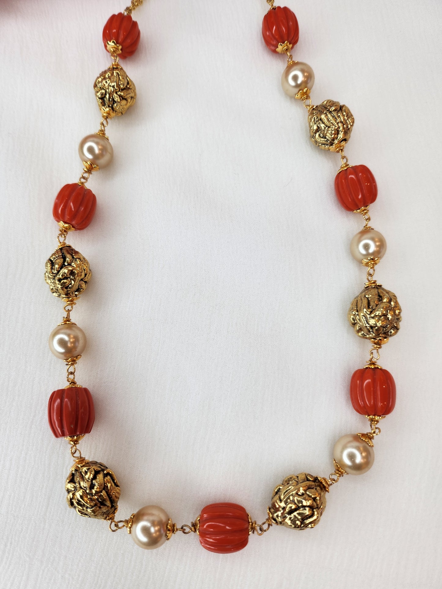 VINANTI MANJI JEWELRY - Semi-precious Coral and Gold Foil beads necklace