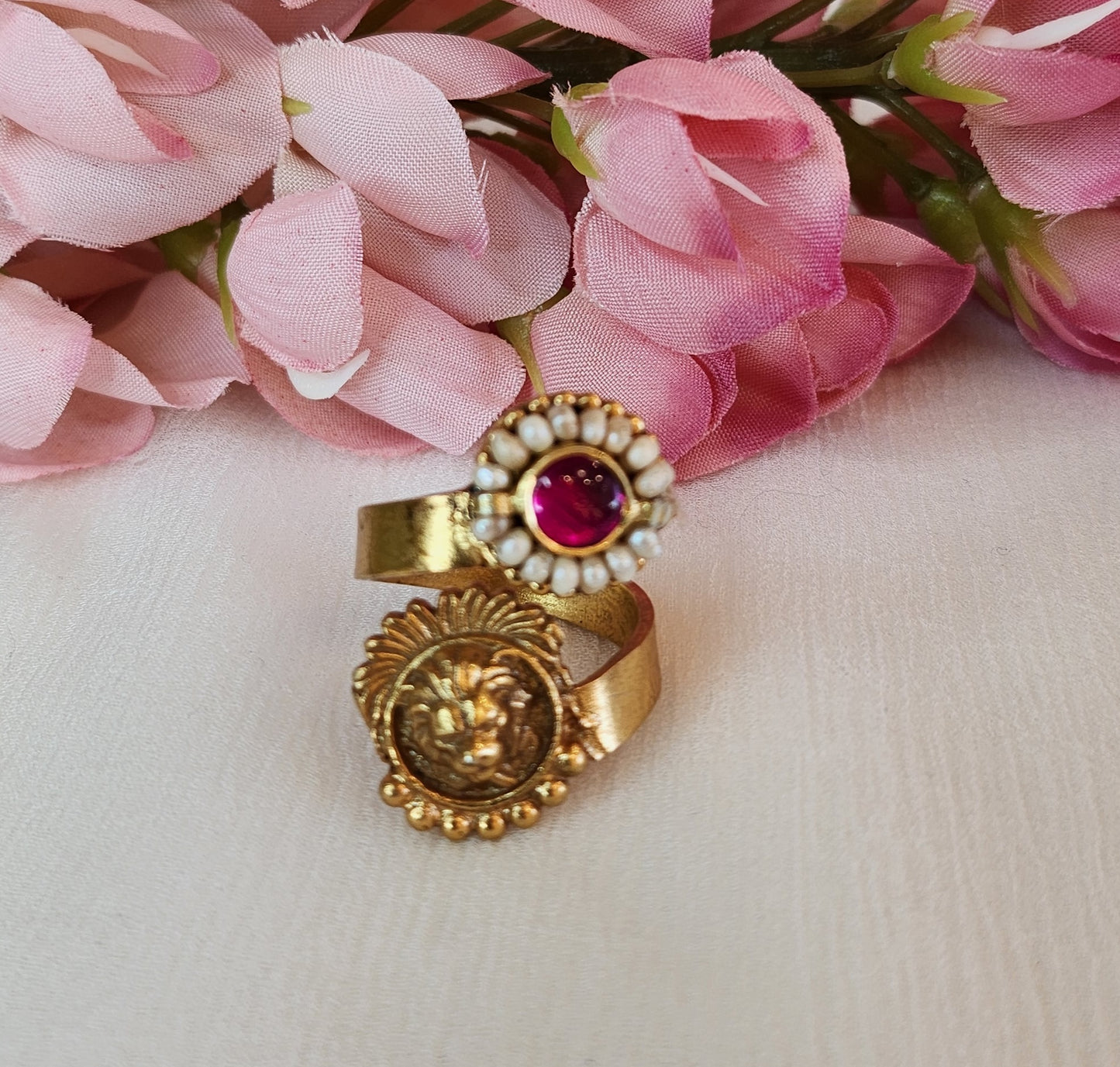 VINANTI MANJI JEWELRY - Ring with a round design with rubylite stone