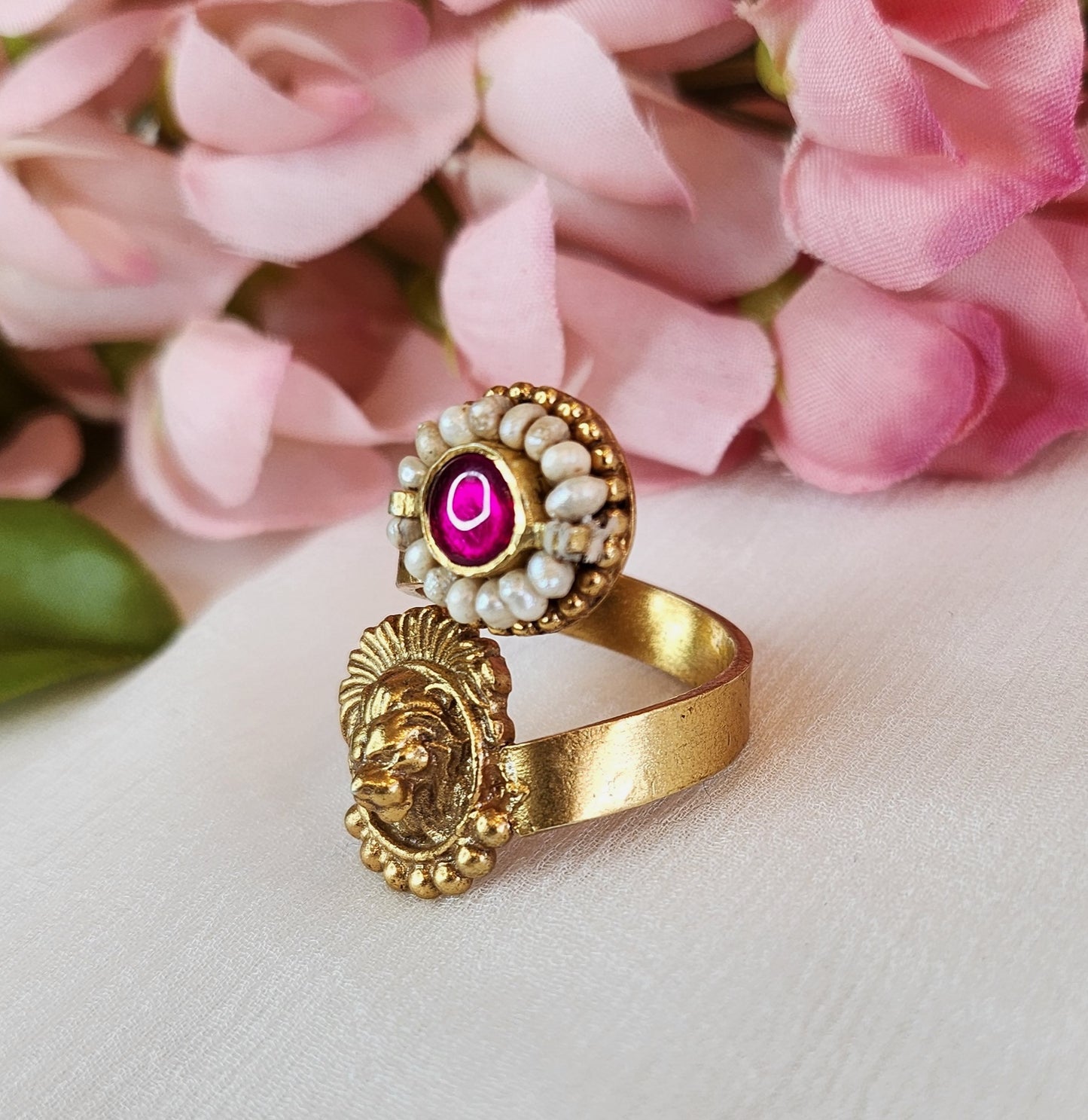 VINANTI MANJI JEWELRY - Ring with a round design with rubylite stone