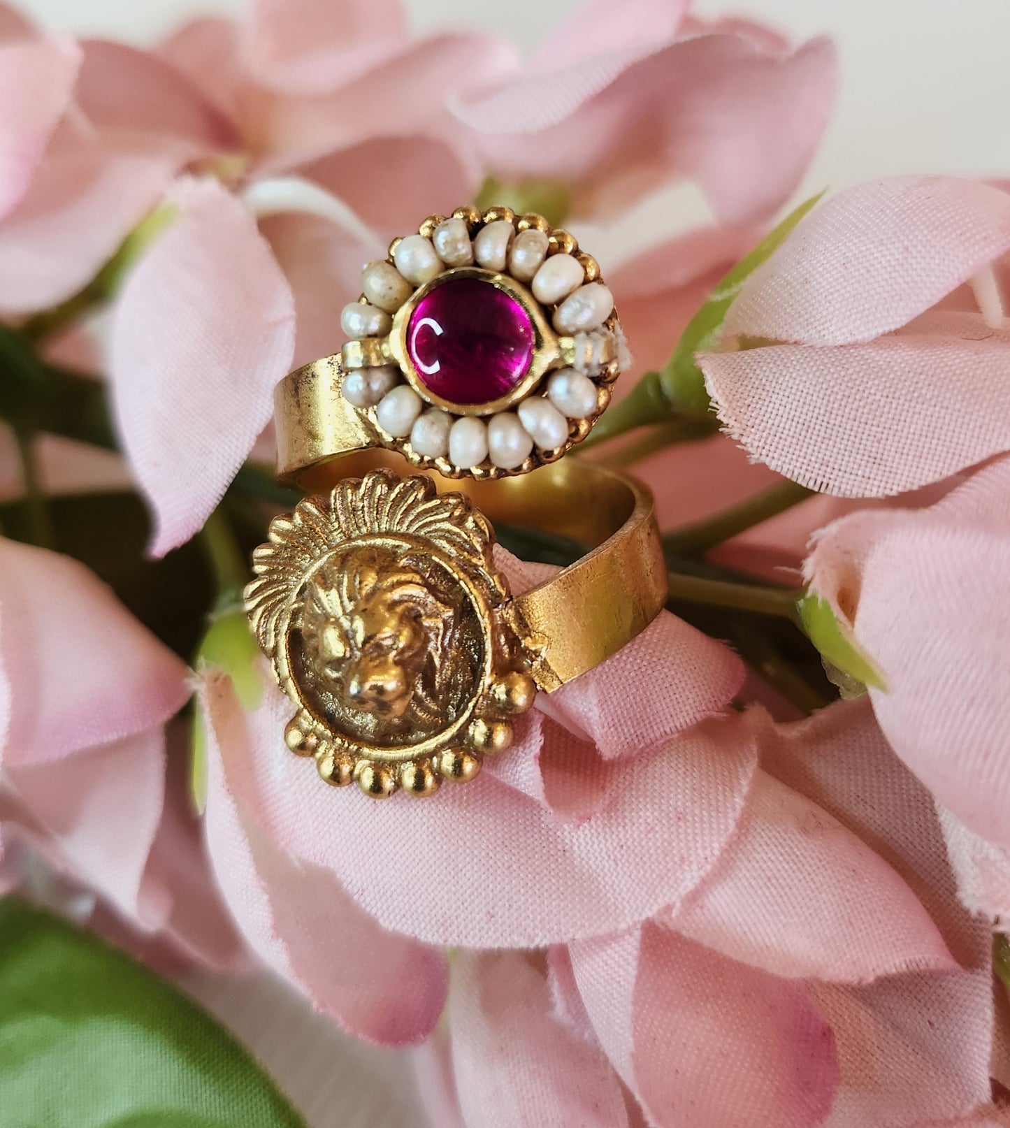 VINANTI MANJI JEWELRY - Ring with a round design with rubylite stone