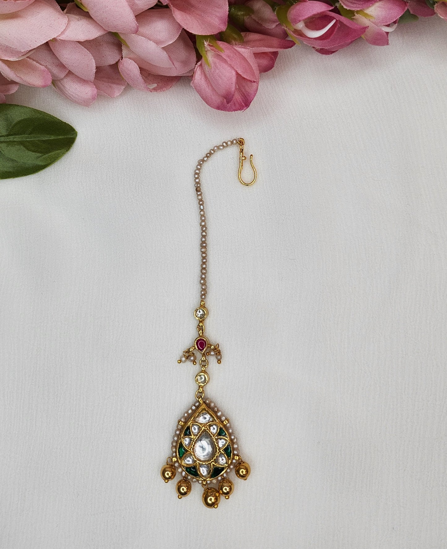 VINANTI MANJI JEWELRY - Kundan Tikka with gold ball hanging