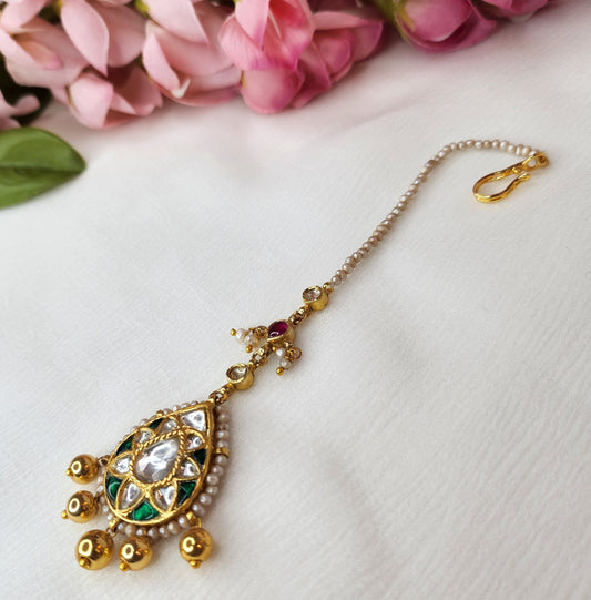 VINANTI MANJI JEWELRY - Kundan Tikka with gold ball hanging