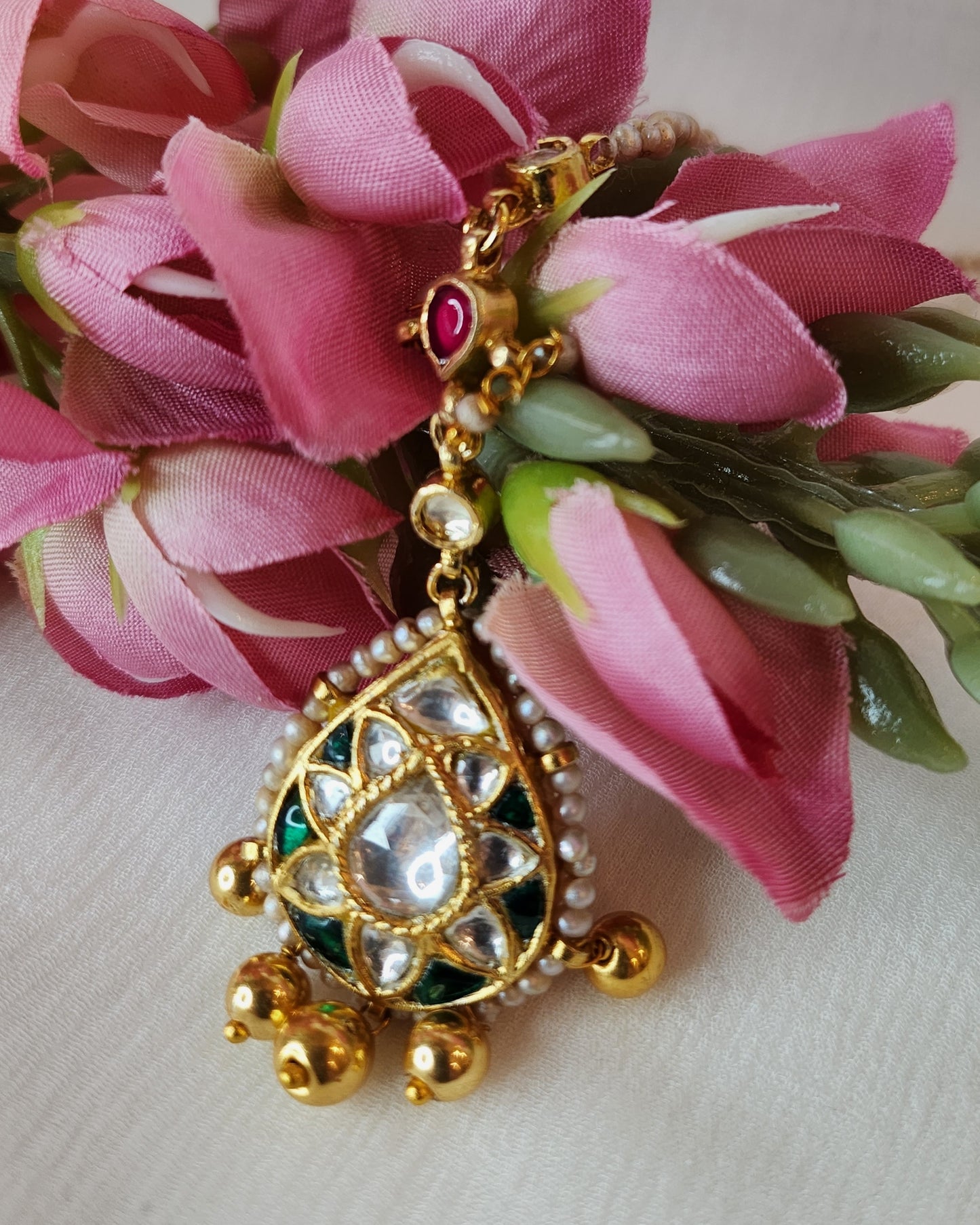 VINANTI MANJI JEWELRY - Kundan Tikka with gold ball hanging