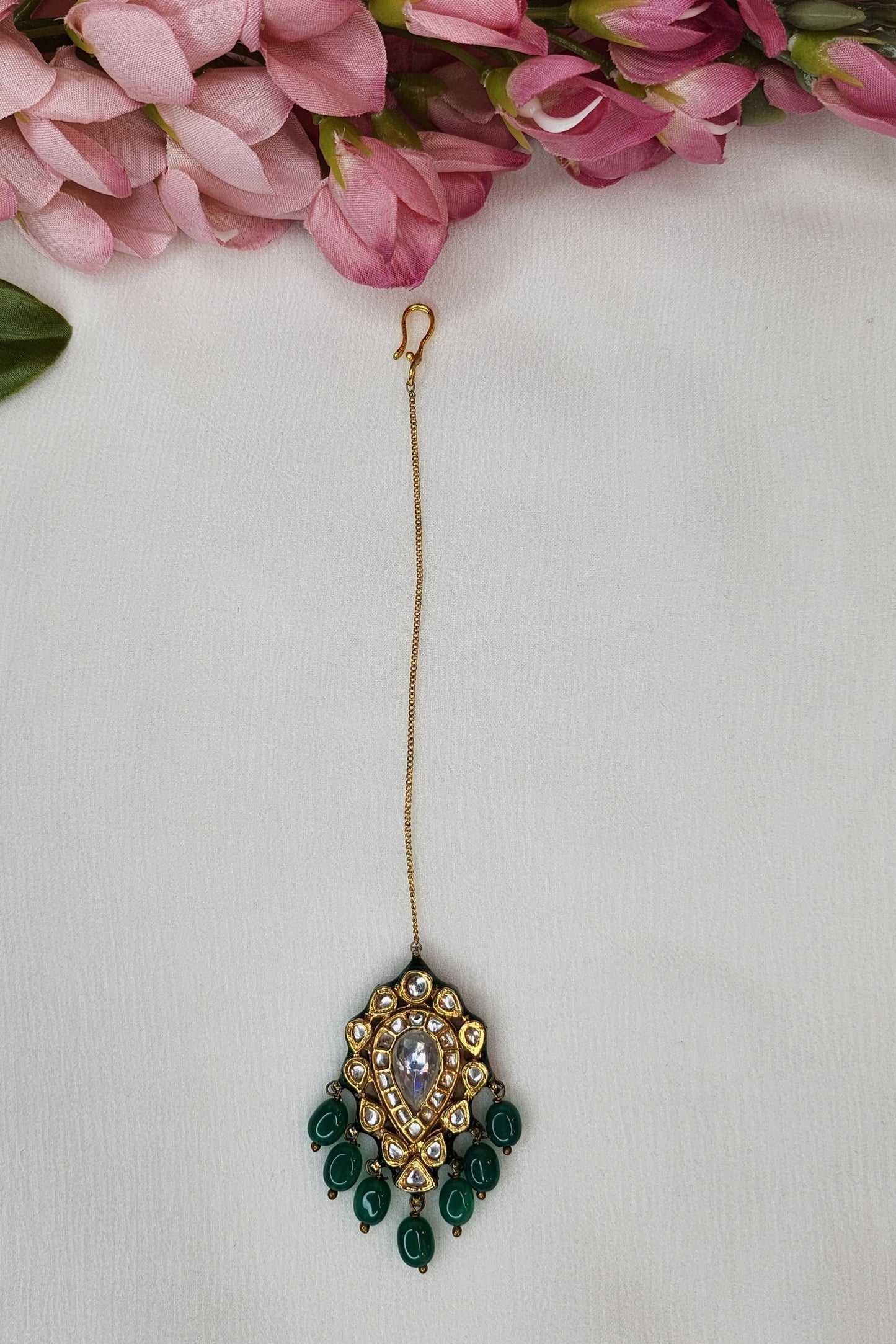 VINANTI MANJI JEWELRY - Kundan and green beaded hanging Tikka