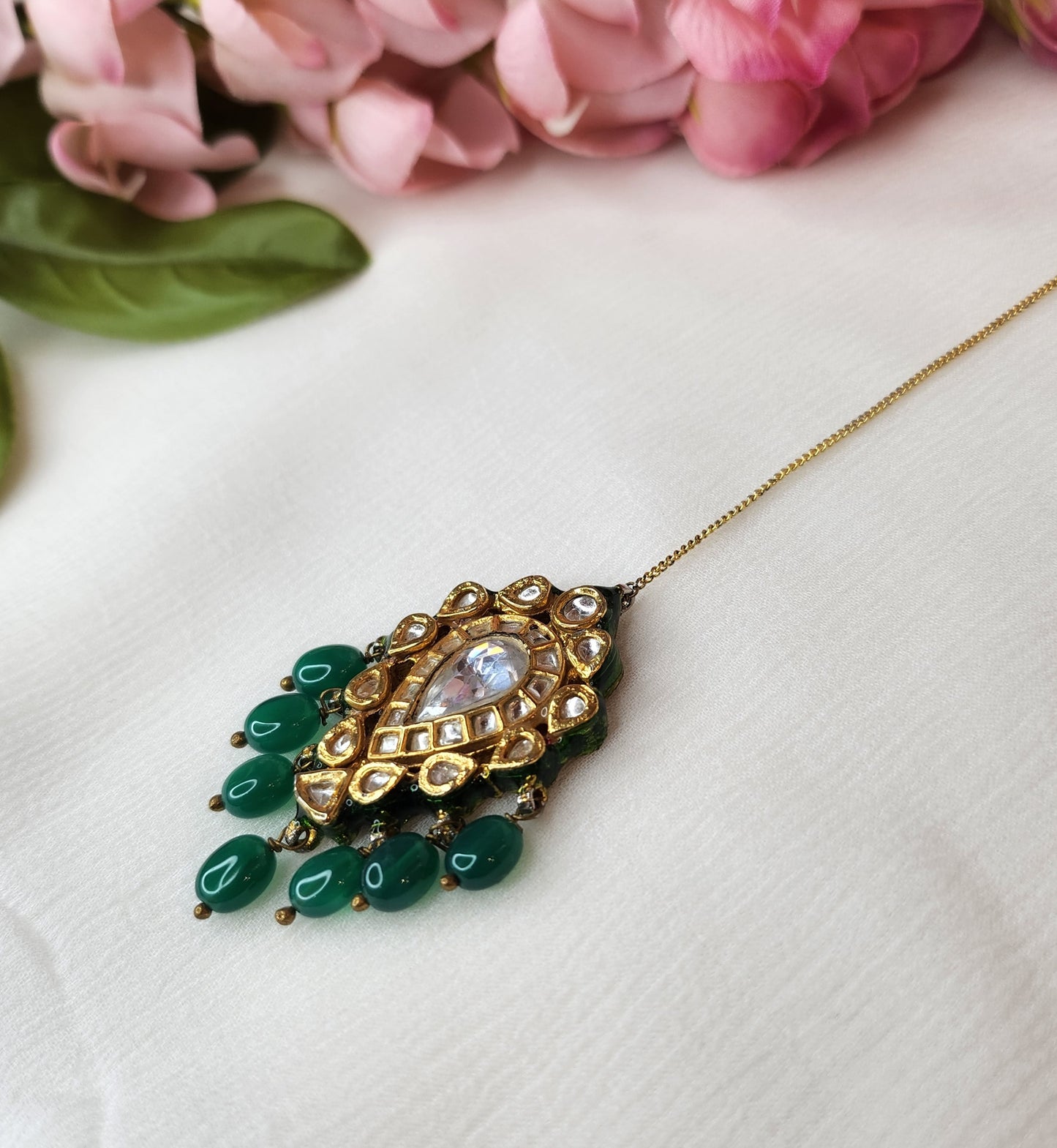 VINANTI MANJI JEWELRY - Kundan and green beaded hanging Tikka