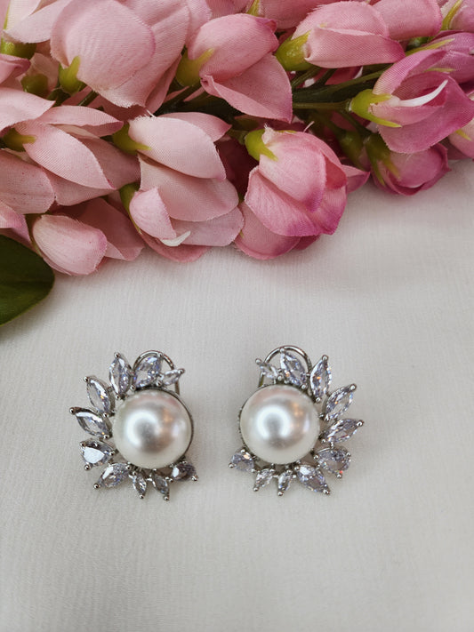 THE BUTTERFLY EFFECT - Small Studs Pearl