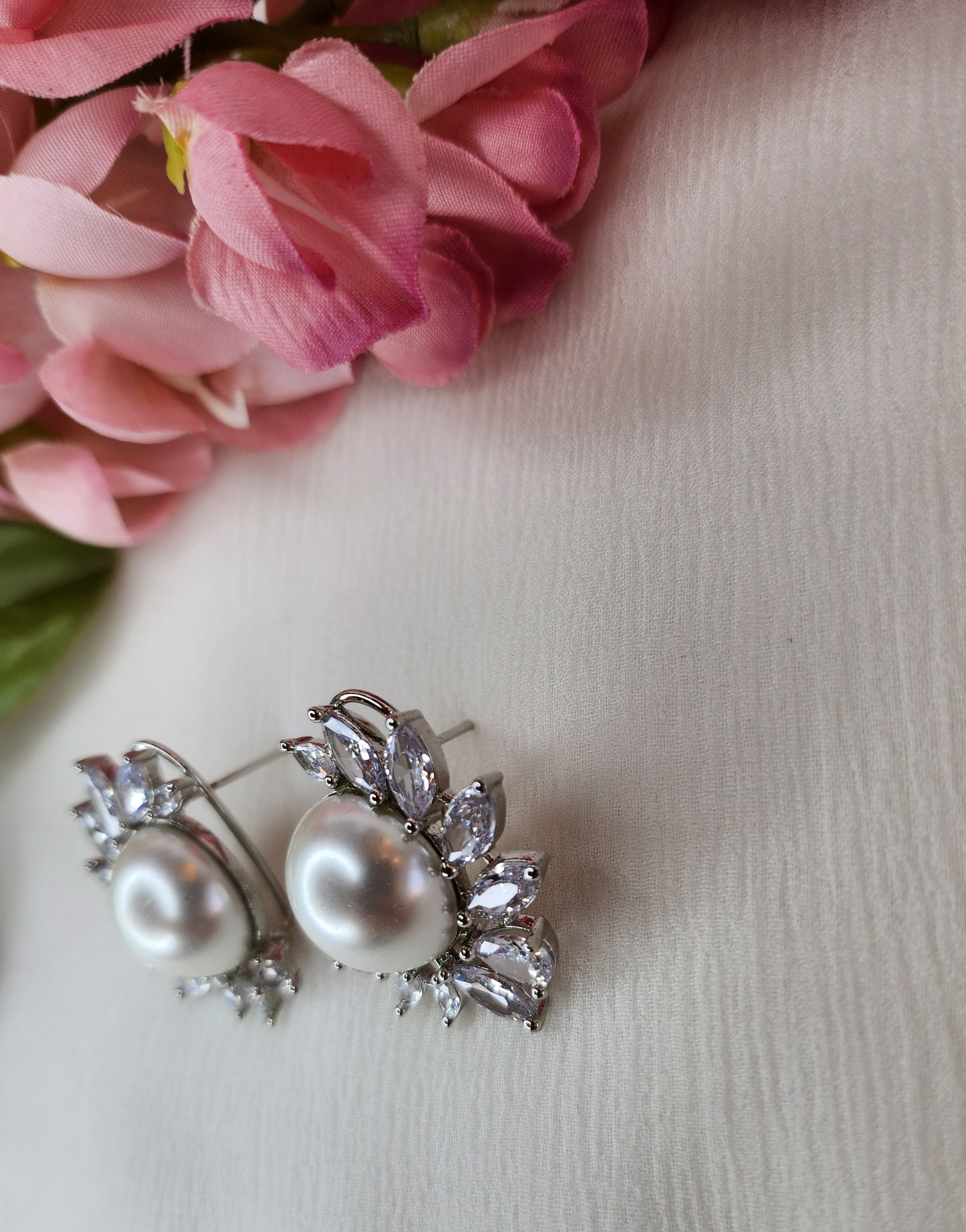 THE BUTTERFLY EFFECT - Small Studs Pearl