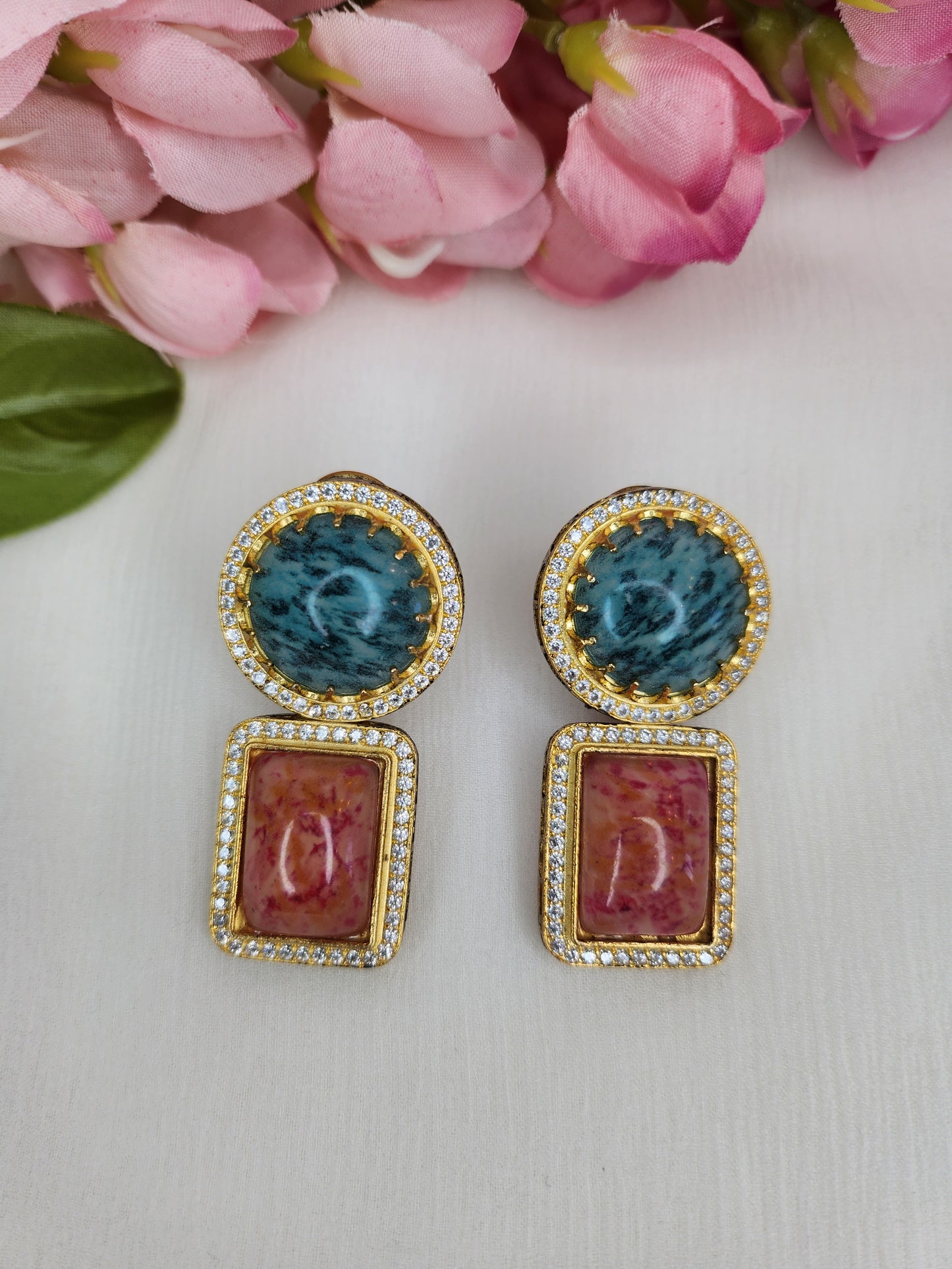 THE BUTTERFLY EFFECT - Earrings with blue and pink stone