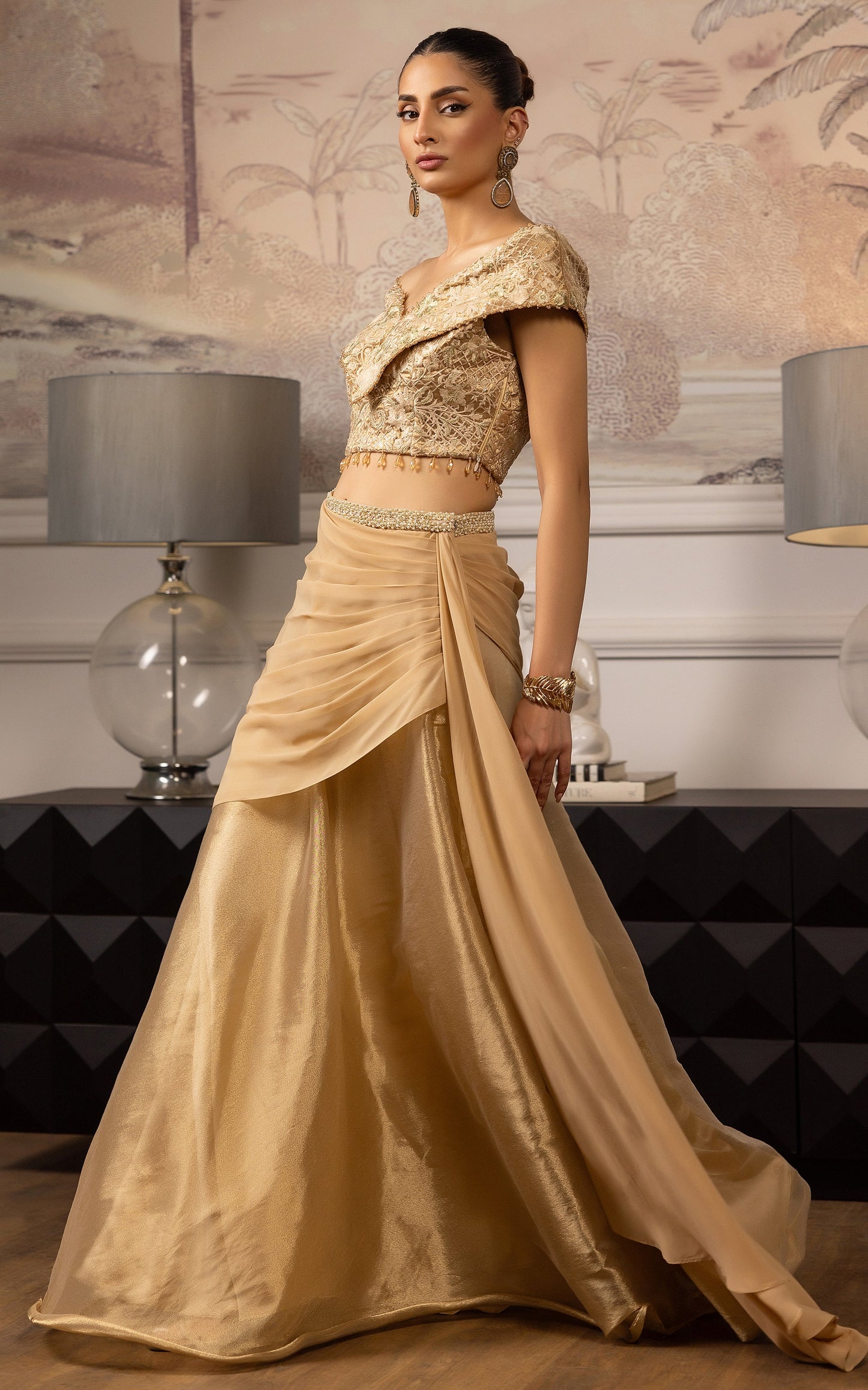 THREADS AND MOTIFS - V golden dress