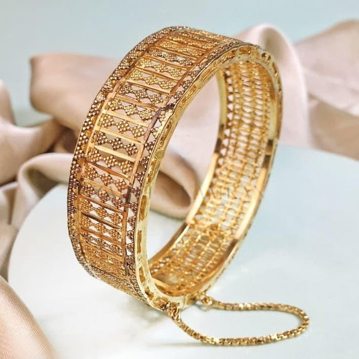 ZAHEEN KAMRAN - Classy Golden Bangle