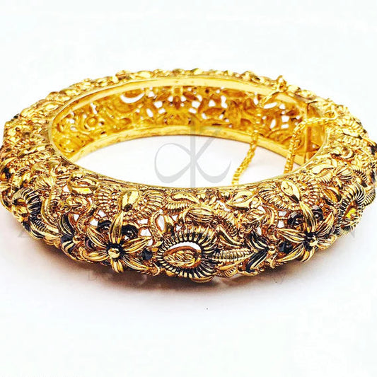 ZAHEEN KAMRAN - Luxurious golden bangle