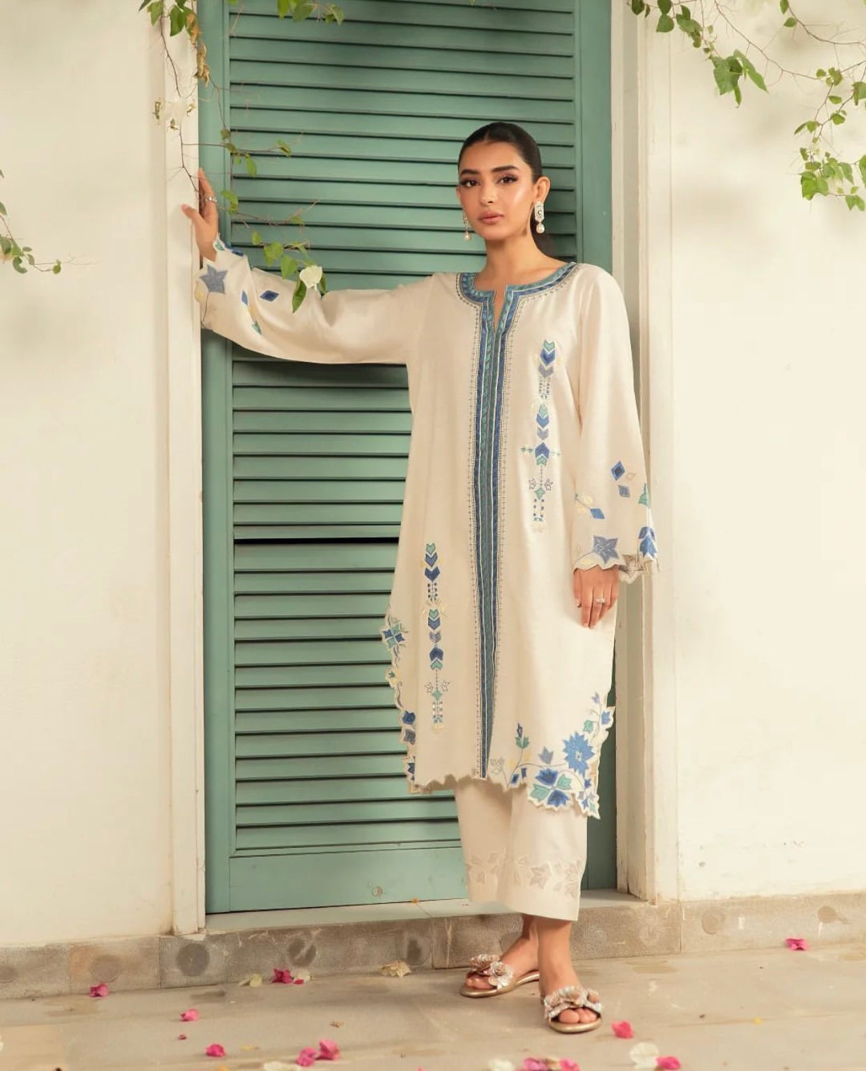 KOMAL LAKHANI - Ivory Karandi With Blue Applic