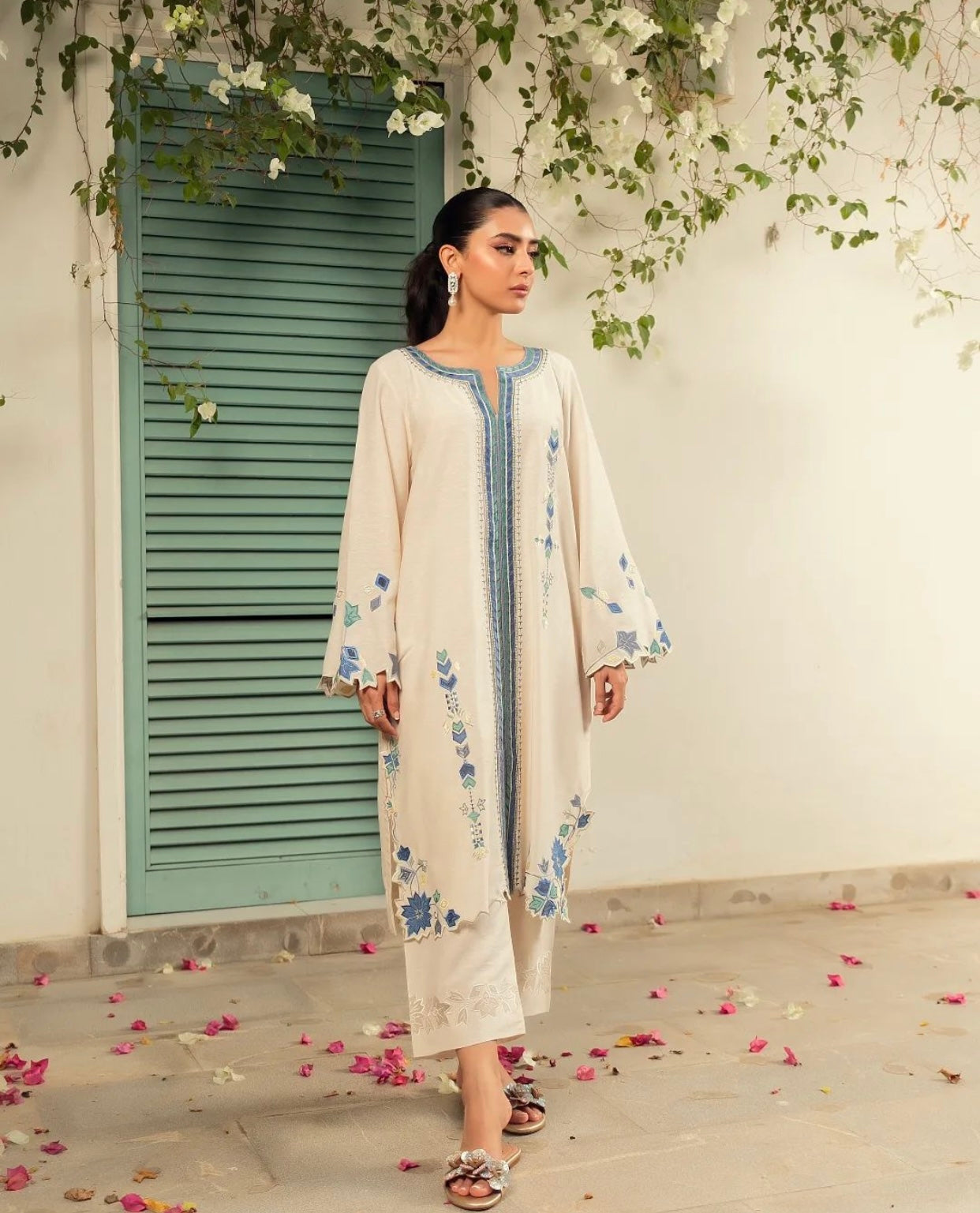 KOMAL LAKHANI - Ivory Karandi With Blue Applic