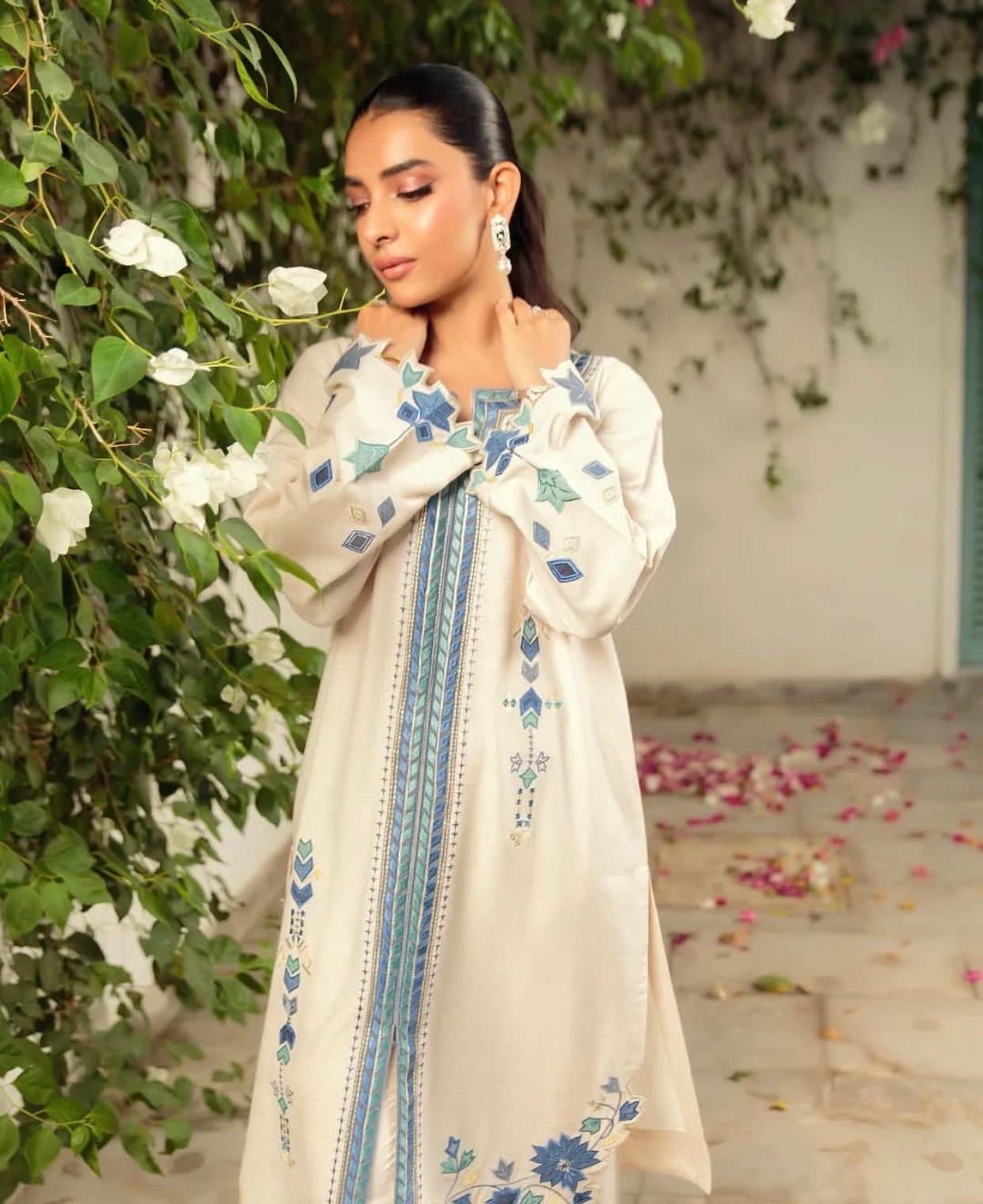 KOMAL LAKHANI - Ivory Karandi With Blue Applic